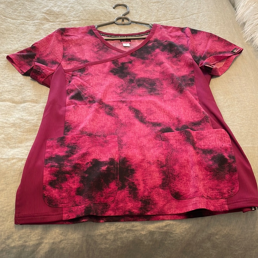 Koi Lite stretch raspberry scrub top